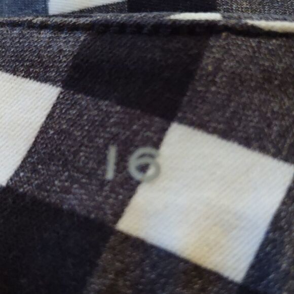 St. John's Bay, size 16, Black/White Checked Capri, excellent condition‎ - Picture 8 of 8